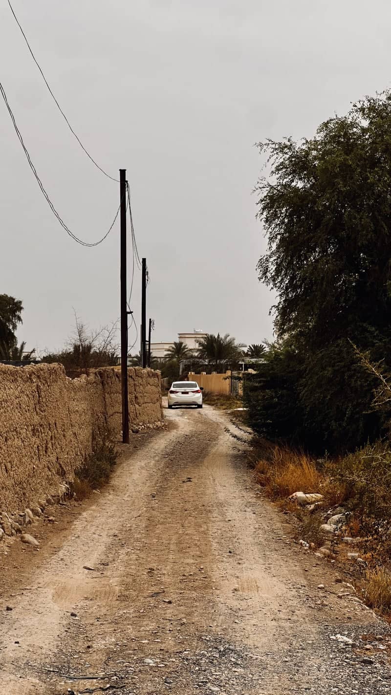 Traditional Village Road in Manah - Image 1