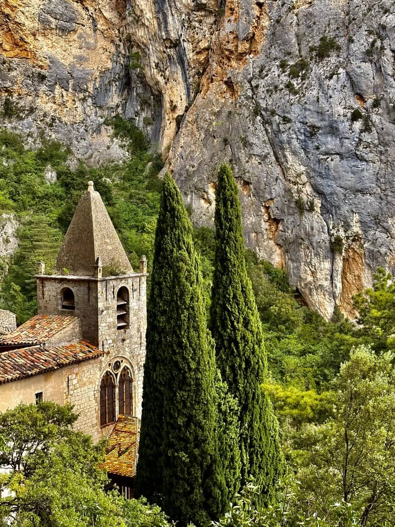 Moustiers-Sainte-Marie Cliffside View - Image 1